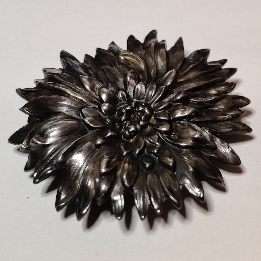French Art Deco Chrysanthemum Flower-Shaped Dress/Fur Clip